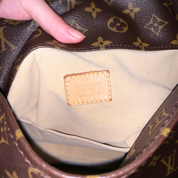 Louis Vuitton Artsy MM Monogram Bag - Picture 9 of 12